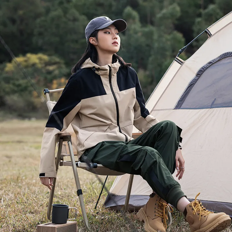 темная ветровка